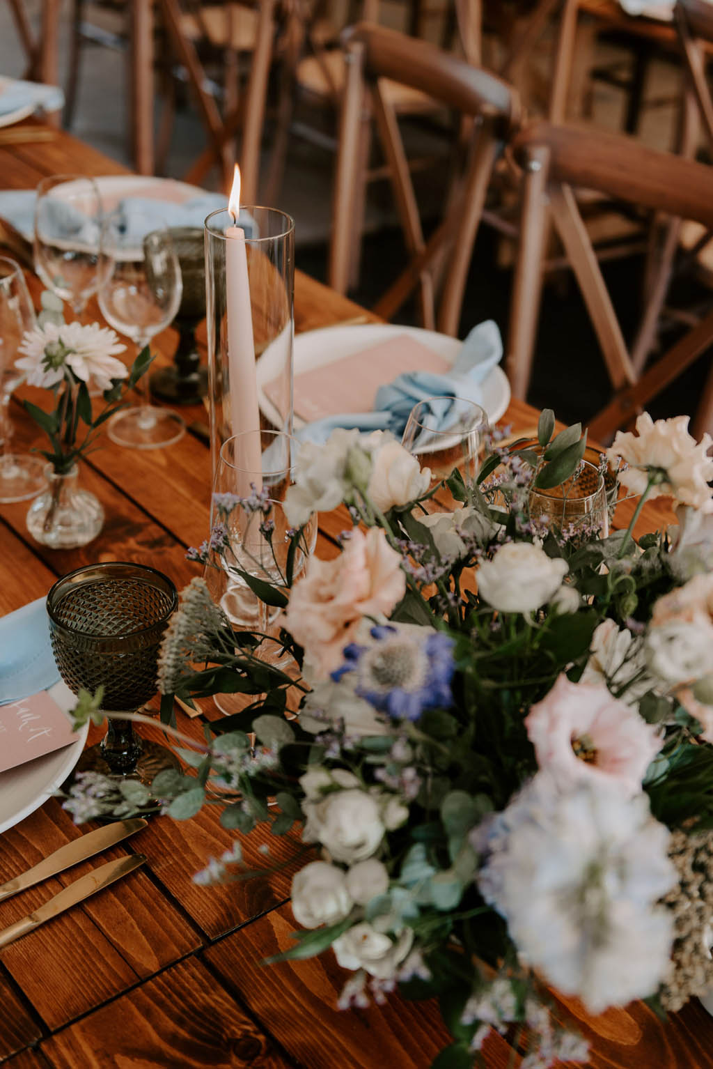Autumnal tones for a wedding table in rustic wood